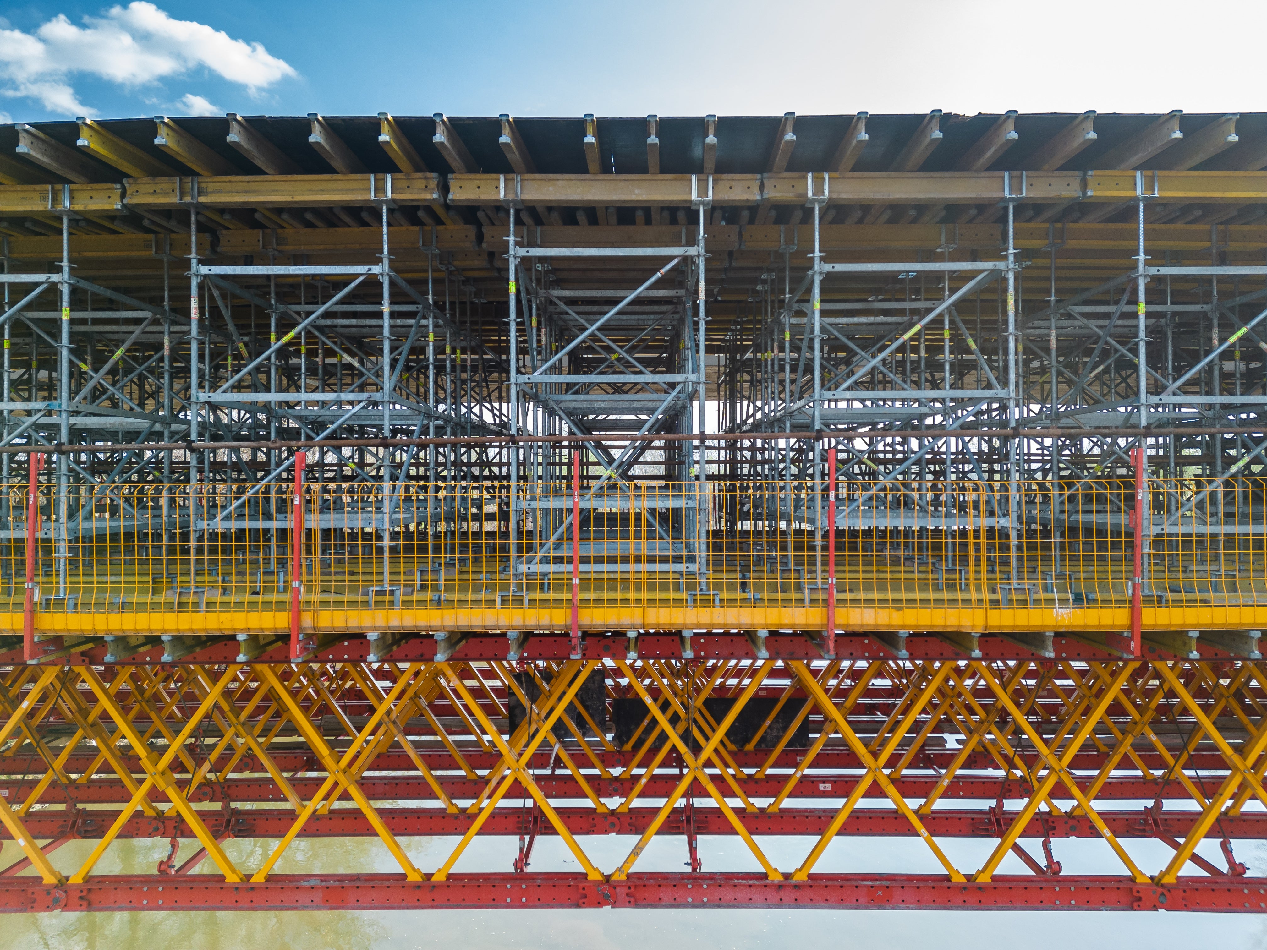 使用MULTIFLEX模板系统，作为桥面结构的模板方案。组装快速、操作简单。