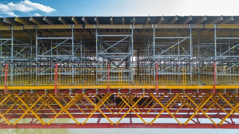 使用MULTIFLEX模板系统，作为桥面结构的模板方案。组装快速、操作简单。