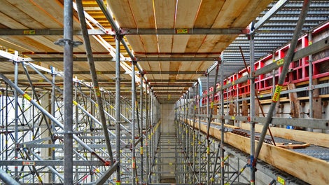 Om de hoge vloeren te storten worden PERI UP Ondersteuningssteigers gebouwd