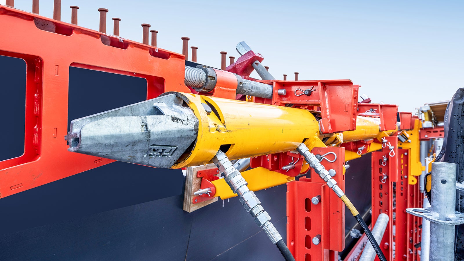 Grâce à l’entraînement hydraulique, vous atteignez rapidement et en toute sécurité la section de bétonnage suivante. La voie en encorbellement VCT permet de travailler selon le procédé du pas de pèlerin, car les travées déjà bétonnées peuvent être franchies par en dessous.