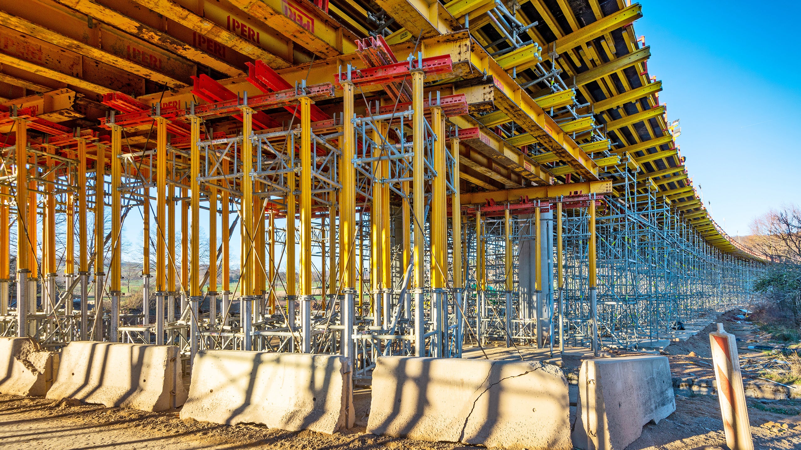 W przypadku przejść nad przeszkodami o małej rozpiętości rozwiązanie z zastosowaniem wież podporowych systemu MULTIPROP (do 90kN na podporę), zaoszczędziło pieniądze, zapewniło pełne bezpieczeństwo użytkowania oraz w części lekki, ręczny montaż.