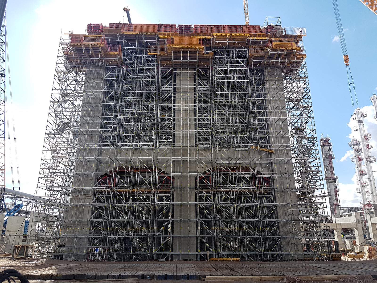 PERI UP rešenja industrijskih skela ubrzavaju radne procese i povećavaju stepen bezbednosti.