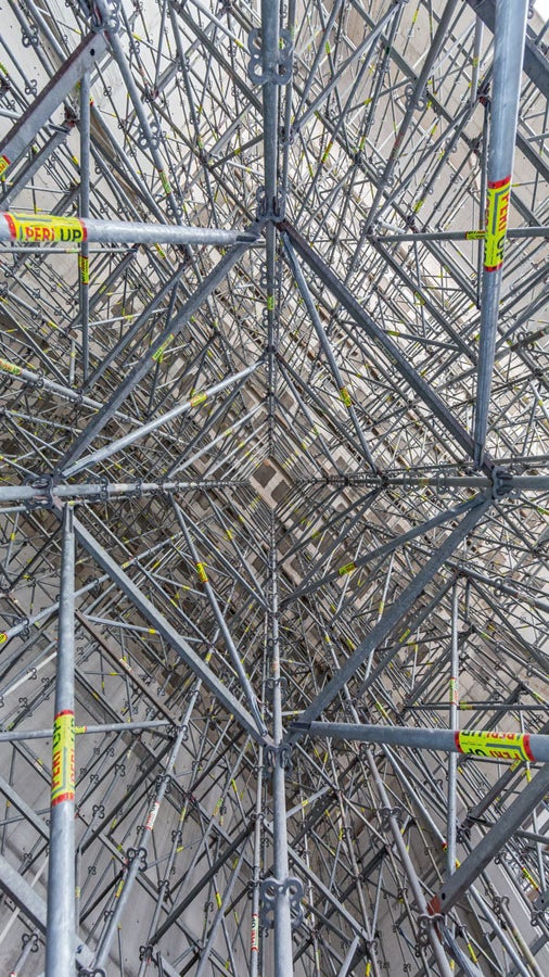 The PERI UP Modular Scaffold is extremely flexible due to its metric grid dimensions of 25 cm or 50 cm. Each leg is positioned to exactly match the geometry and to accommodate the loads to be transferred.