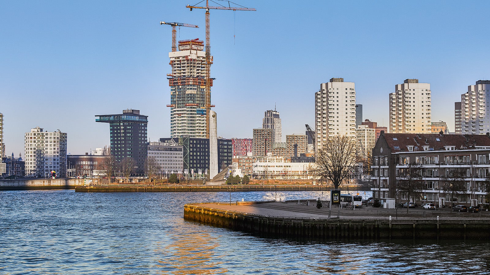 Safety was the top priority during the work. To protect the construction site team from wind and weather, a PERI climbing protection panel was therefore used during the shell construction phase. In addition, the team decided to use the RCS MAX Rail Climbing System for the first time in the Netherlands, a system which features synchronous climbing of all platforms. Falling edges could thus be avoided and safety increased. In addition, components of the PERI UP Scaffolding Kit ensured safe working at various points of the project in the form of scaffolding and stair towers.