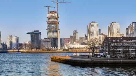 Während der Arbeiten stand Sicherheit an oberster Stelle. Zum Schutz des Baustellenteams vor Wind und Wetter wurde daher in der Rohbauphase eine PERI Kletterschutzwand verwendet. Darüber hinaus entschied sich das Team für den ersten Einsatz des RCS MAX Schienenklettersystems in den Niederlanden, das sich durch das synchrone Klettern aller Plattformen auszeichnet. Absturzkanten konnten so vermieden und die Sicherheit erhöht werden. Darüber hinaus sorgten Bauteile des PERI UP Gerüstbaukastens an verschiedenen Stellen des Projekts in Form von Gerüsten und Treppentürmen für ein sicheres Arbeiten.
