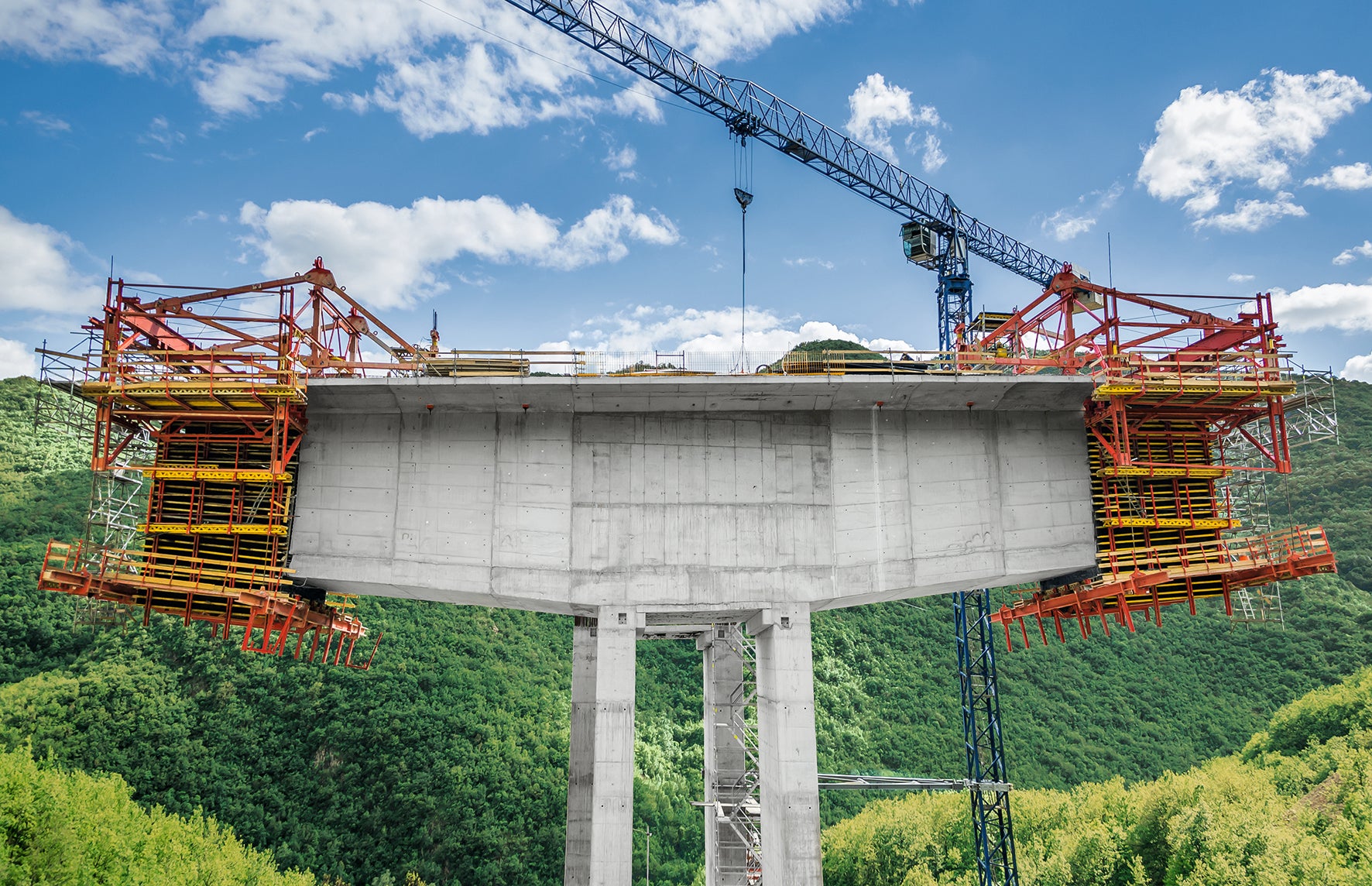 Detailnejšia fotografia stavby diaľničného mostu