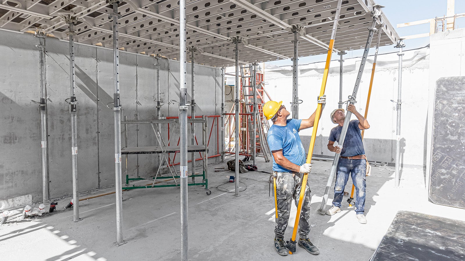 The assembly process is intuitive and can be ­carried out with minimal training effort. The ­ALPHADECK panels can be swivelled upwards from a safe position on the level below.