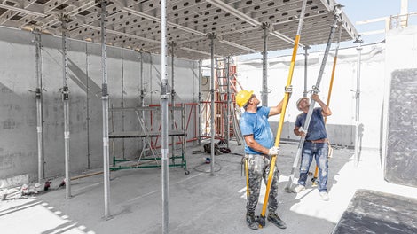 The assembly process is intuitive and can be ­carried out with minimal training effort. The ­ALPHADECK panels can be swivelled upwards from a safe position on the level below.