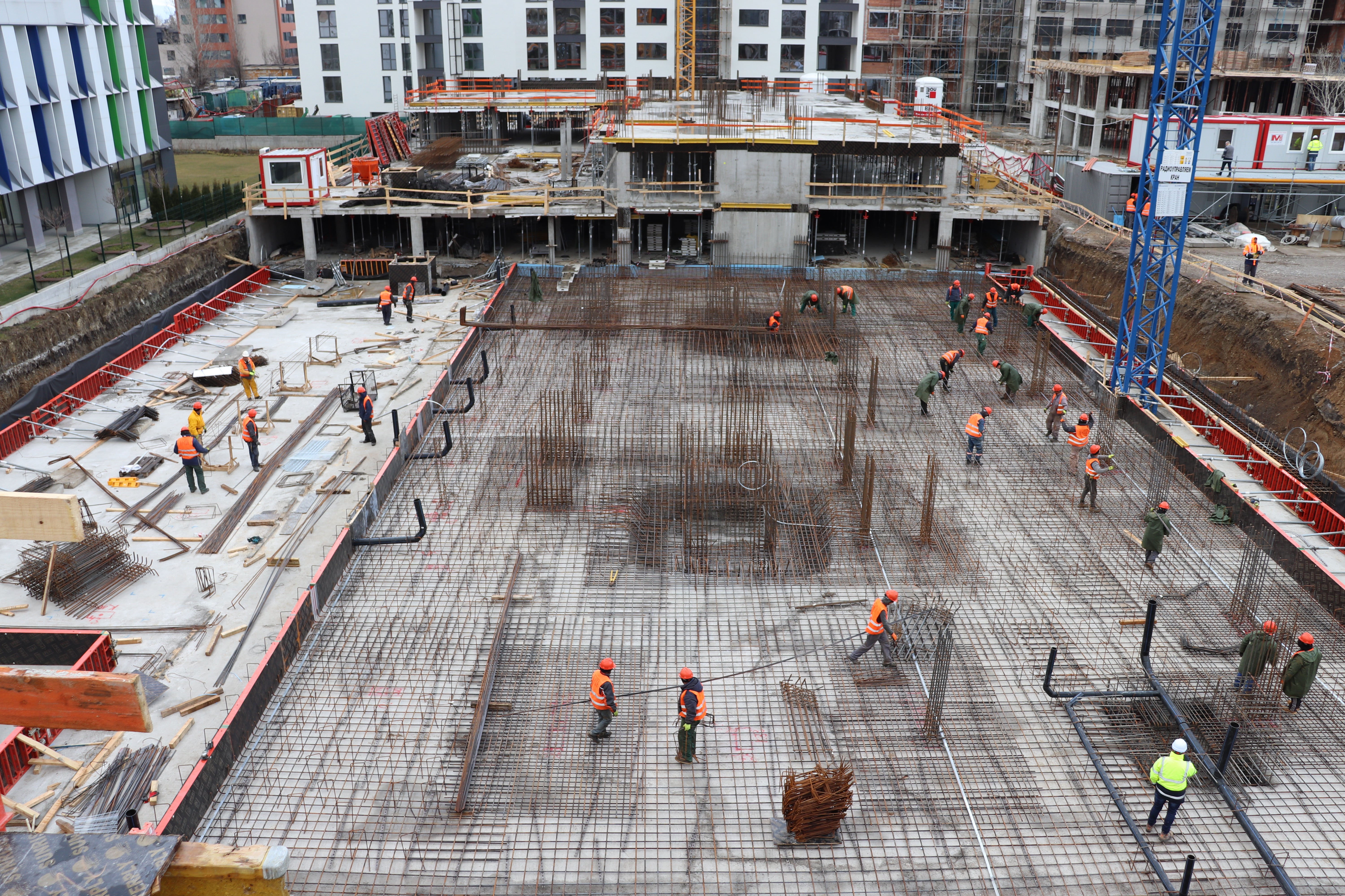 Техническия екип на PERI даде решение за кофраж и скеле, което да обезпечи и шестте сгради като позволи успоредно изграждане