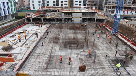 Техническия екип на PERI даде решение за кофраж и скеле, което да обезпечи и шестте сгради като позволи успоредно изграждане