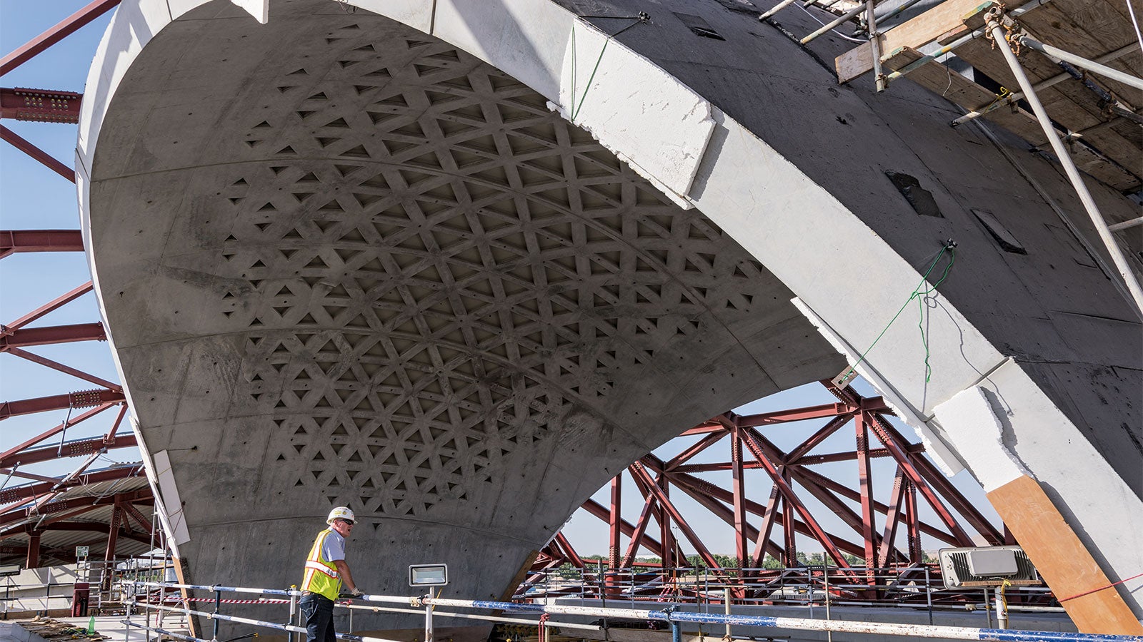 Thanks to the well-coordinated cooperation between the entire planning and assembly teams along with the jobsite crew, an excellent architectural concrete result has been achieved in the course of the execution of the work that fully complies with the strict architectural requirements. 