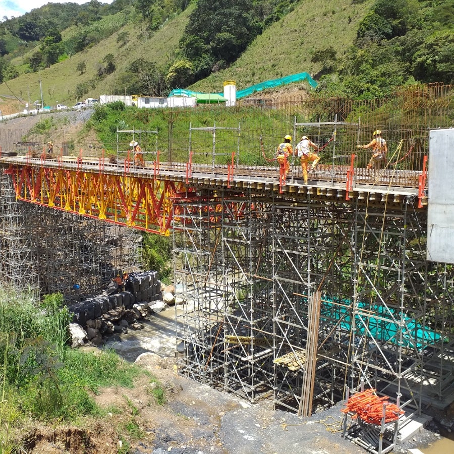 Las celosías ALPHAKIT, permitieron la continuidad de la cimbra para el soporte de las vigas I en concreto, desafiando el paso de un río caudaloso. 