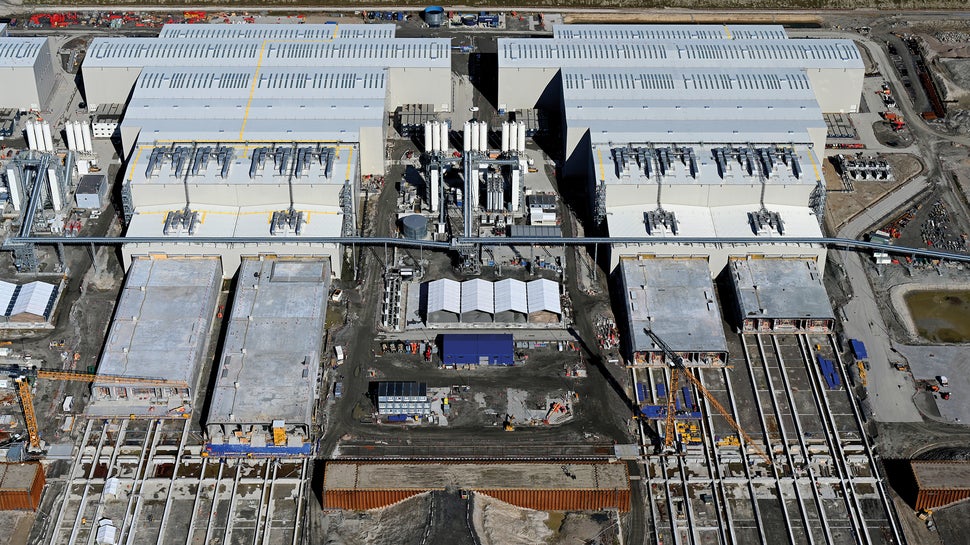 Der Absenktunnel hat eine Gesamtbreite von 42 m und besteht aus fünf Tunnelkorridoren. PERI lieferte die Schalung zur Herstellung der 79 Standard-Tunnelelemente mit einer Länge von jeweils 217 m und einem Gewicht von 73.000 t.