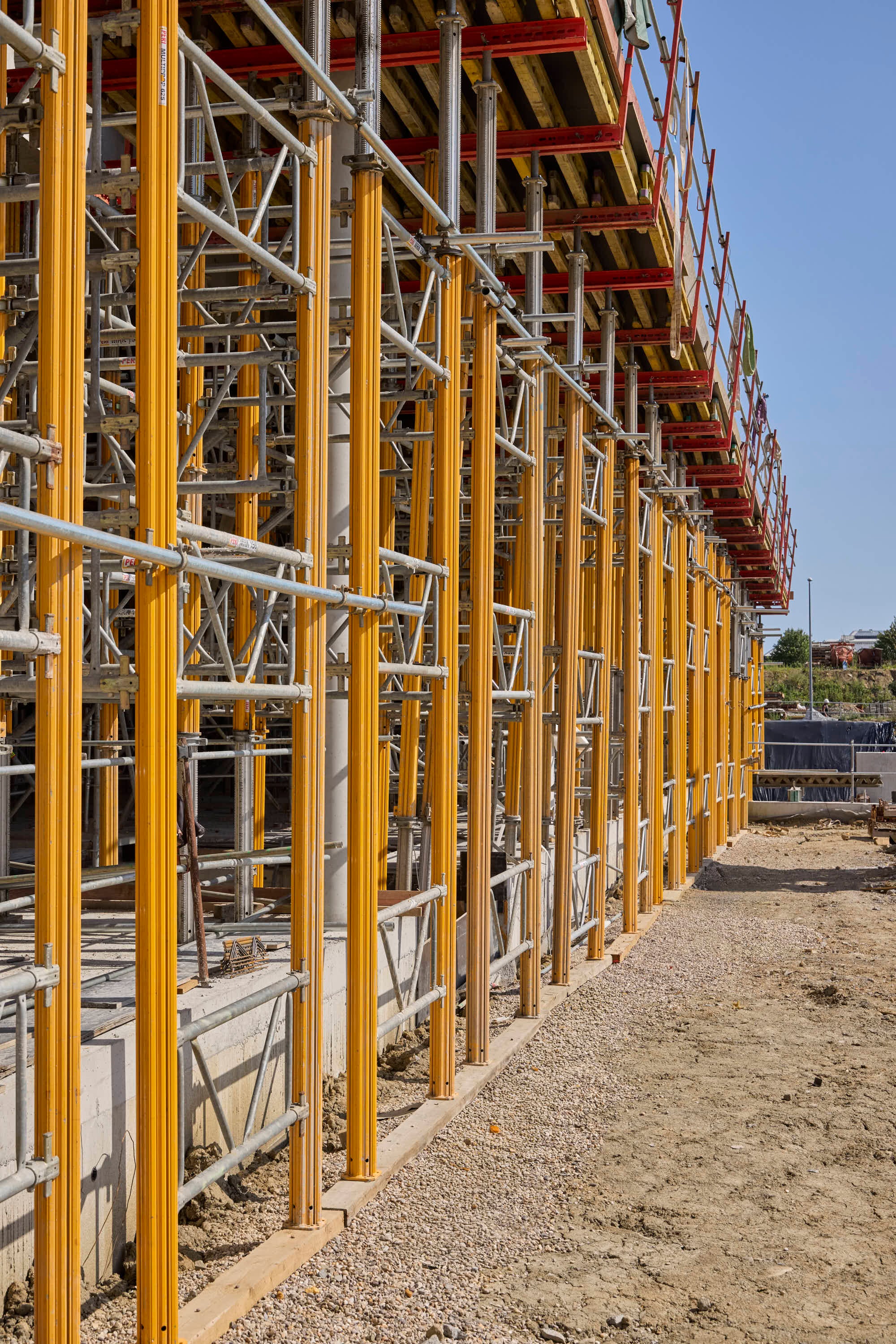 Het organisch gevormde dak, met hellingen in twee richtingen, vormt een van de technisch meest uitdagende onderdelen van het project. Verschillende PERI-systemen zorgen samen voor een veilige en efficiënte uitvoering.