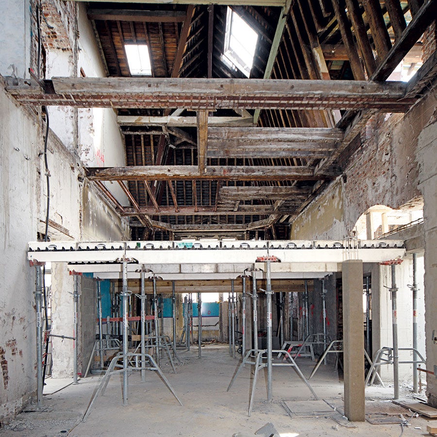 Refurbishment with SKYDECK: the small size of the SKYDECK panels is an advantage also in confined spaces – here the slab formwork is being supported on PEP props.