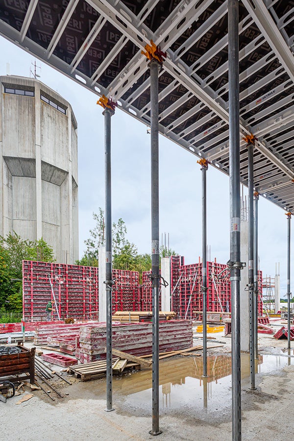 Das „Jurament” genannte Gebäude hat einen fünfeckigen Grundriss mit 10.000 m² Geschossfläche und setzt optisch einen Kontrapunkt zum nebenstehenden Wasserturm.