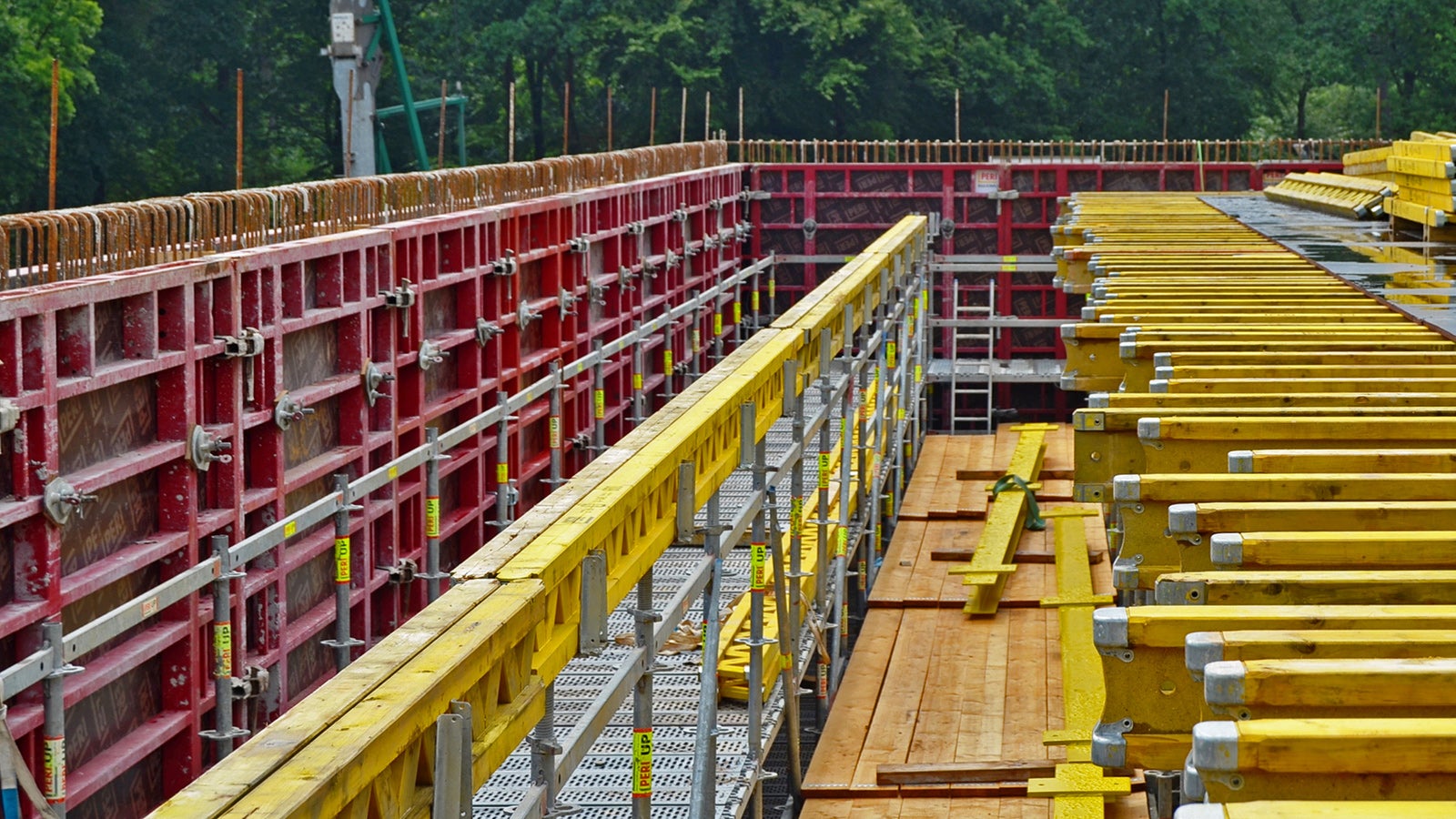 Op de PERI UP Ondersteuningssteigers worden dragers geplaatst waarop later de bekistingsplaat dient als vloerbekisting