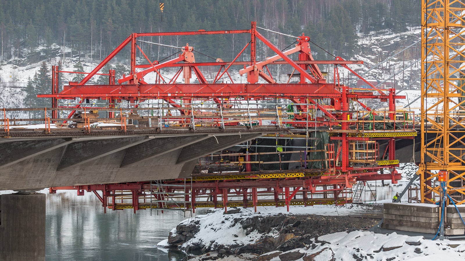 One particular challenge during the formwork planning was taking into consideration the 130 cm high transverse ribs on each bridge segment.