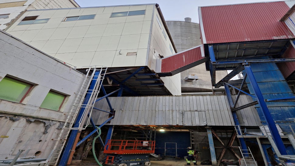 rehabilitere en eksisterende stålkonstruksjon som holder posefilterhus oppe, hele 10 meter over bakken. Den gamle konstruksjonen hadde sviktet, og løsningen krevde både kreativitet og presisjon.