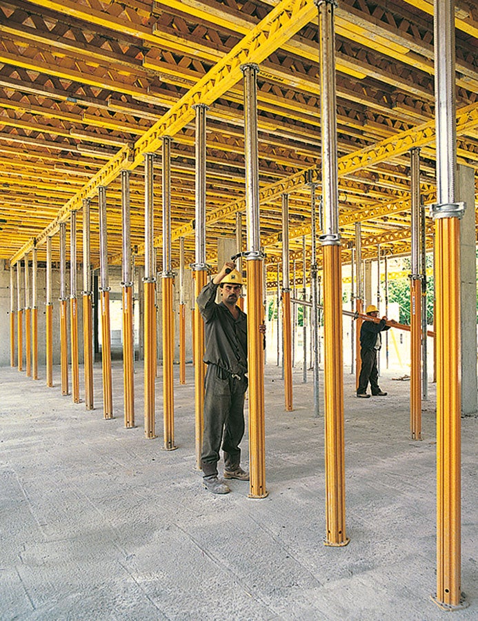 Stropní stojky MULTIPROP umožňují přenášet vysoké zatížení z nosníků GT 24 o velikosti až 28 kN i při maximálním vytažení.<br/>