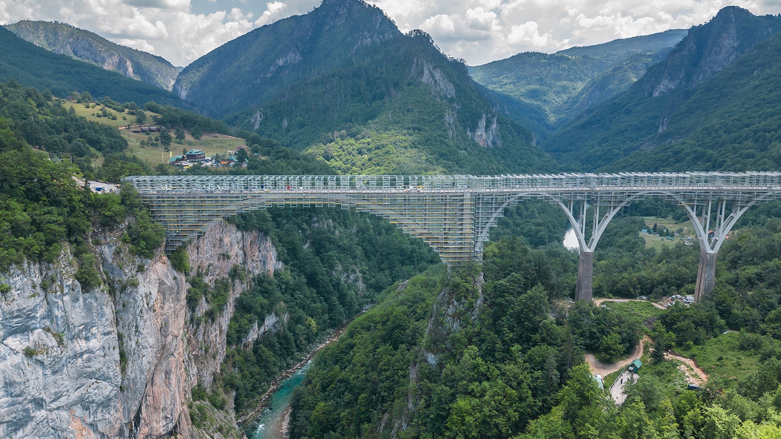Remont mostu Đurđevića Tara nad rzeką Tara w Czarnogórze