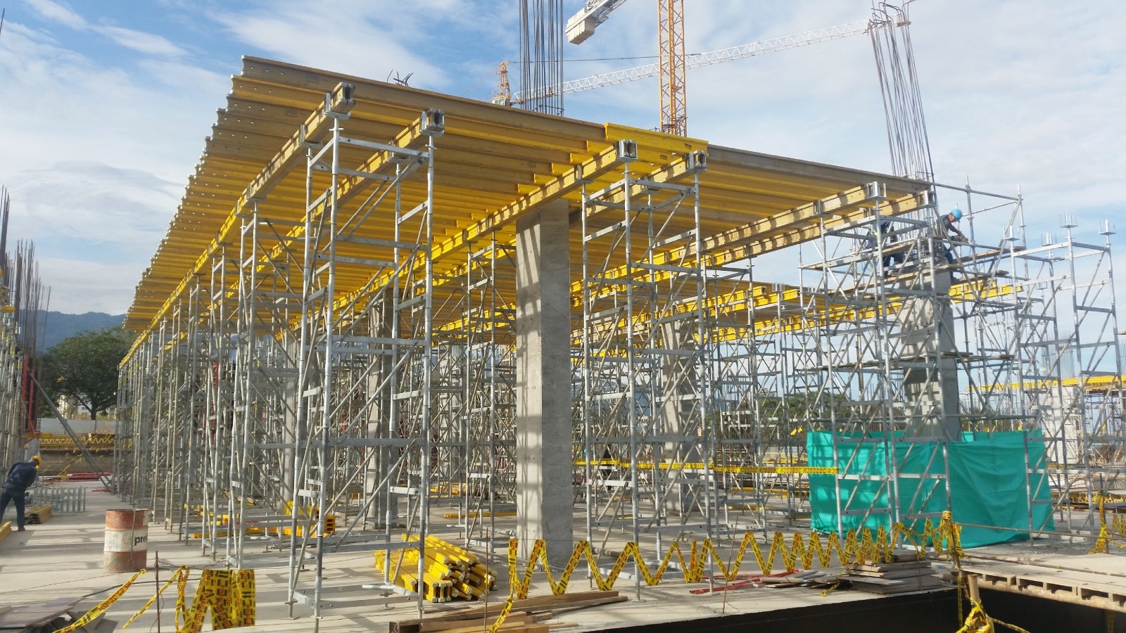 El sistema de torres de carga ST-100 en combinación con el encofrado para losas MULTIFLEX, logran una trama ordenada con espacios generosos para el tránsito de personal de manera segura. 