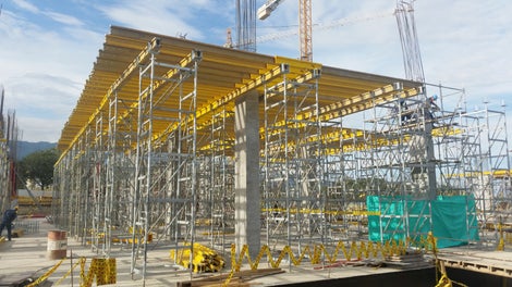 El sistema de torres de carga ST-100 en combinación con el encofrado para losas MULTIFLEX, logran una trama ordenada con espacios generosos para el tránsito de personal de manera segura. 