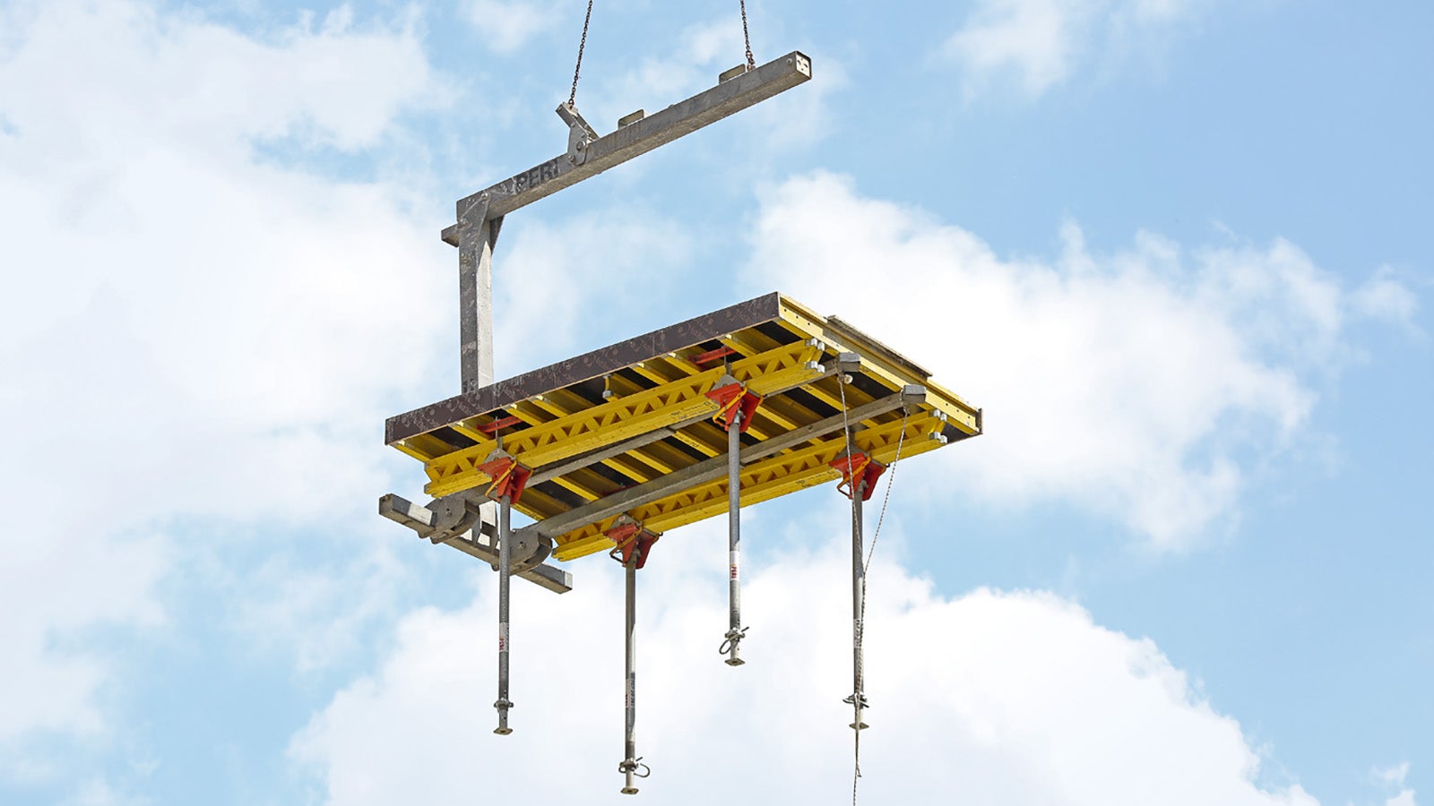 Траверса всегда находится в горизонтальном положении во время простоя и при транспортировке опалубочного стола.