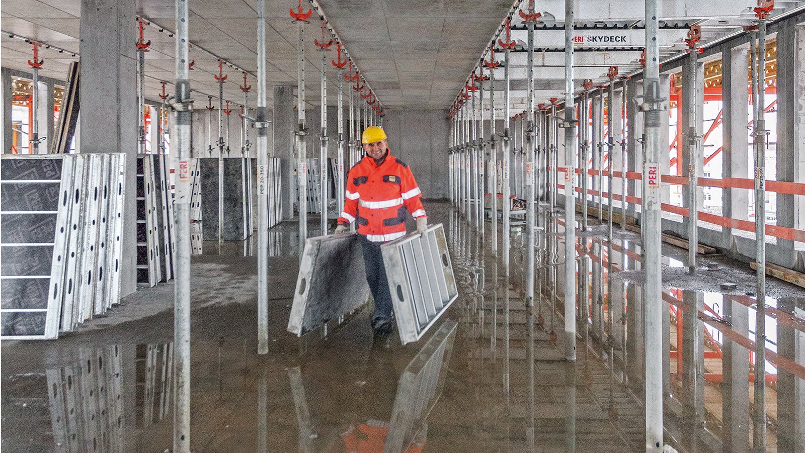 Thanks to lightweight components and integrated grip openings, SKYDECK enables and simplifies single-person handling.<br/>