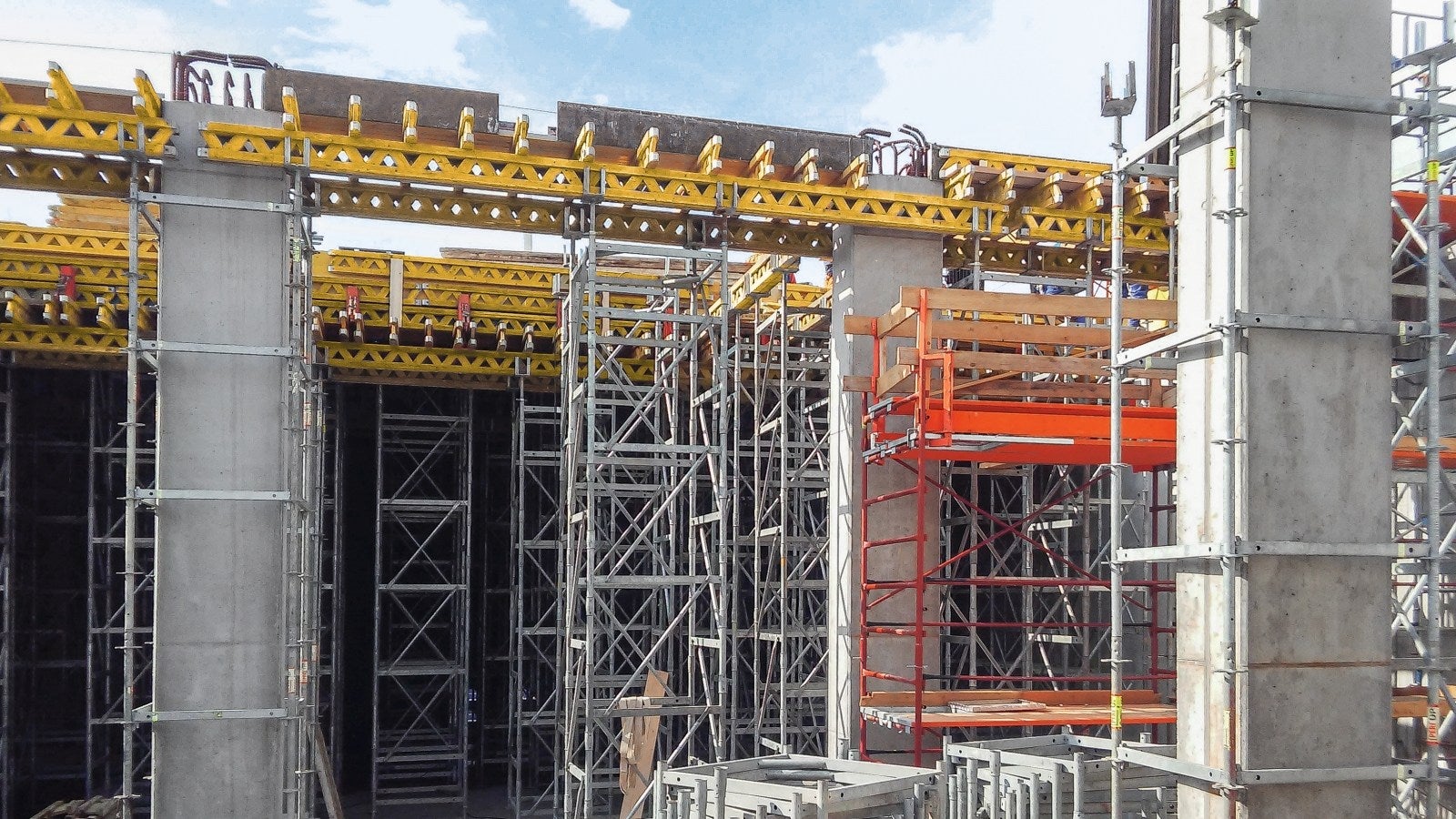 Debnenie prievlakov a stropu podperným systémom ST 100 a stropným debnením MULTIFLEX