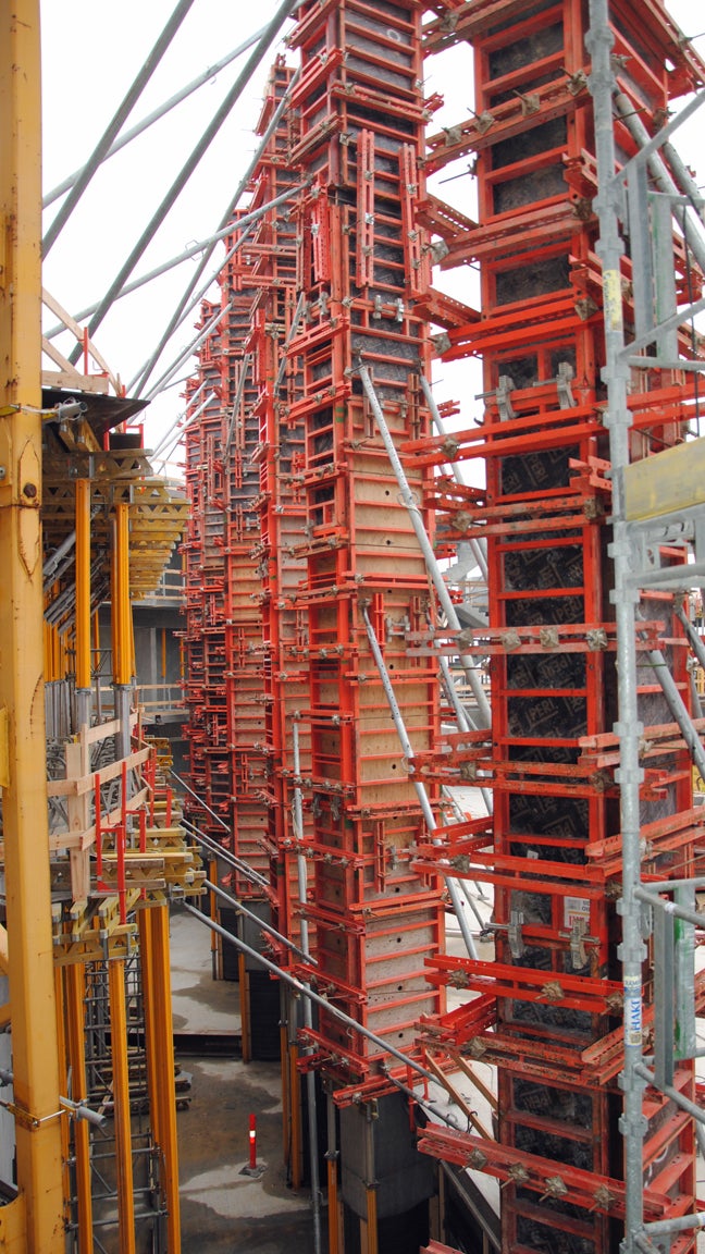 De høje søjler med TRIO forskalling 