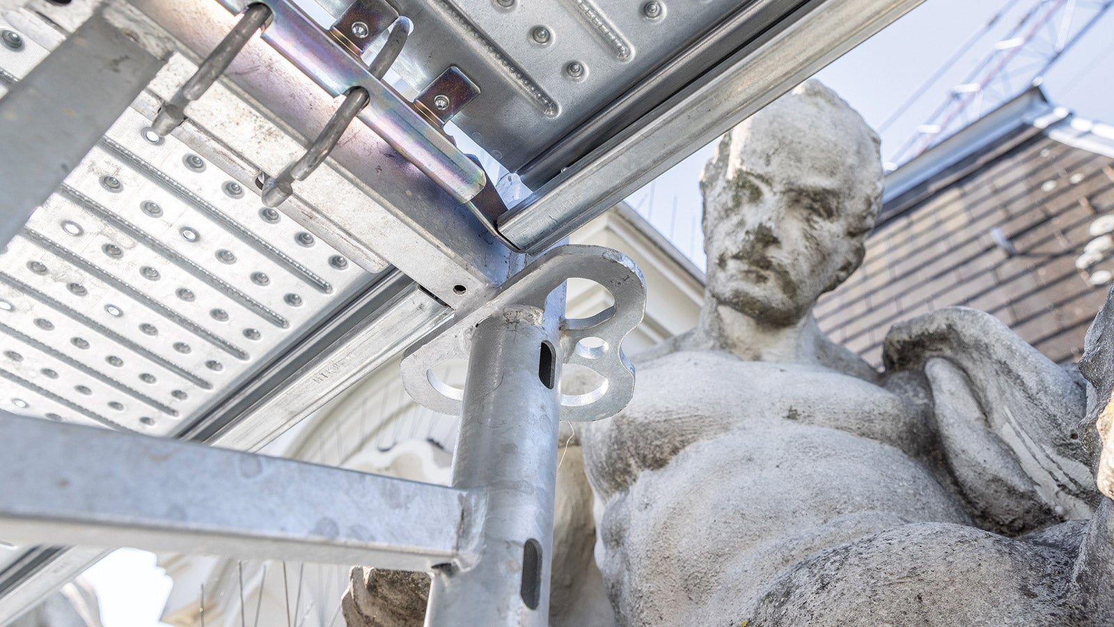 The sandstone frescoes, which are over 100 years old, could be accessed easily for restoration purposes. Internal console brackets are fitted without the need for couplings in short, simple assembly sequences, thanks to the gravity lock ledger.