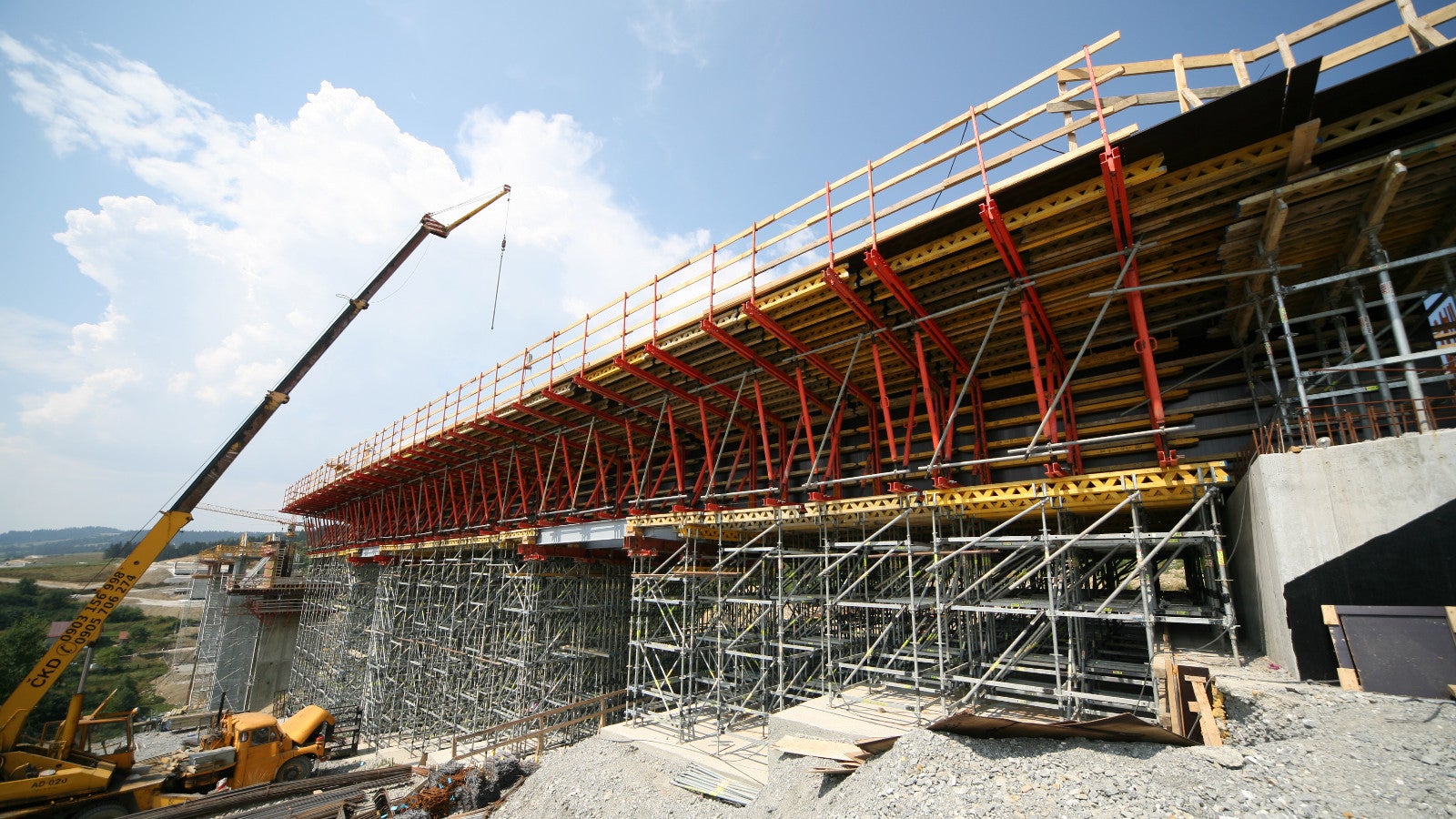 Nižší část mostu zabedněná systémem VARIOKIT na skruži ze systému PERI UP Rosett.