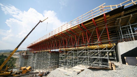 Nižší část mostu zabedněná systémem VARIOKIT na skruži ze systému PERI UP Rosett.