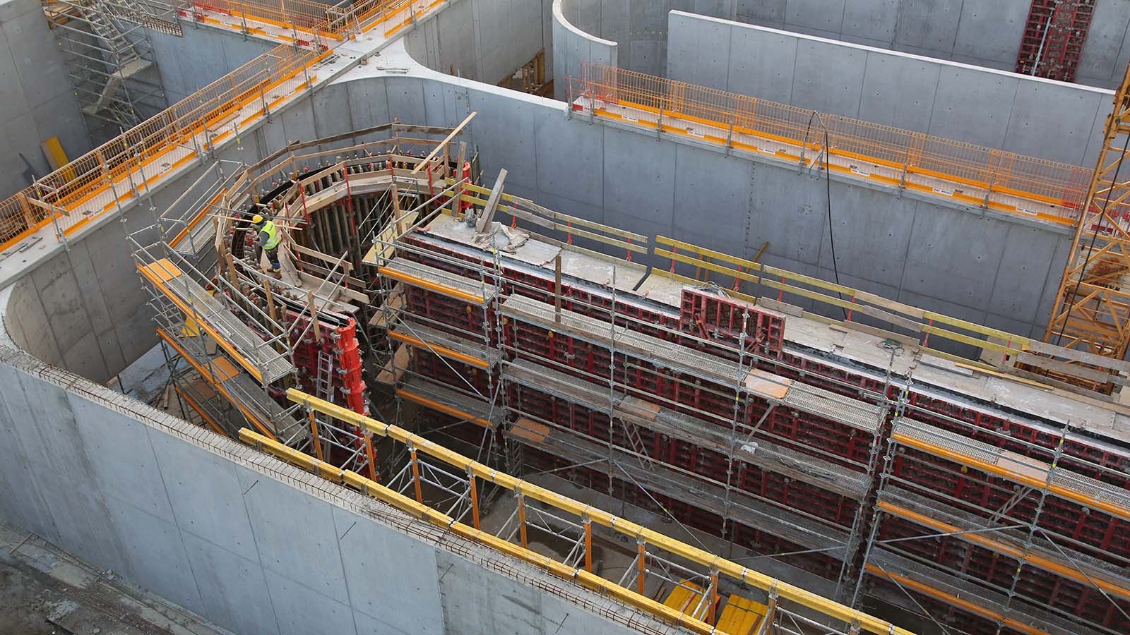 Rundung eines Klärbeckens. RUNDFLEX Rundschalung in Kombination mit der MAXIMO Rahmenschalung.