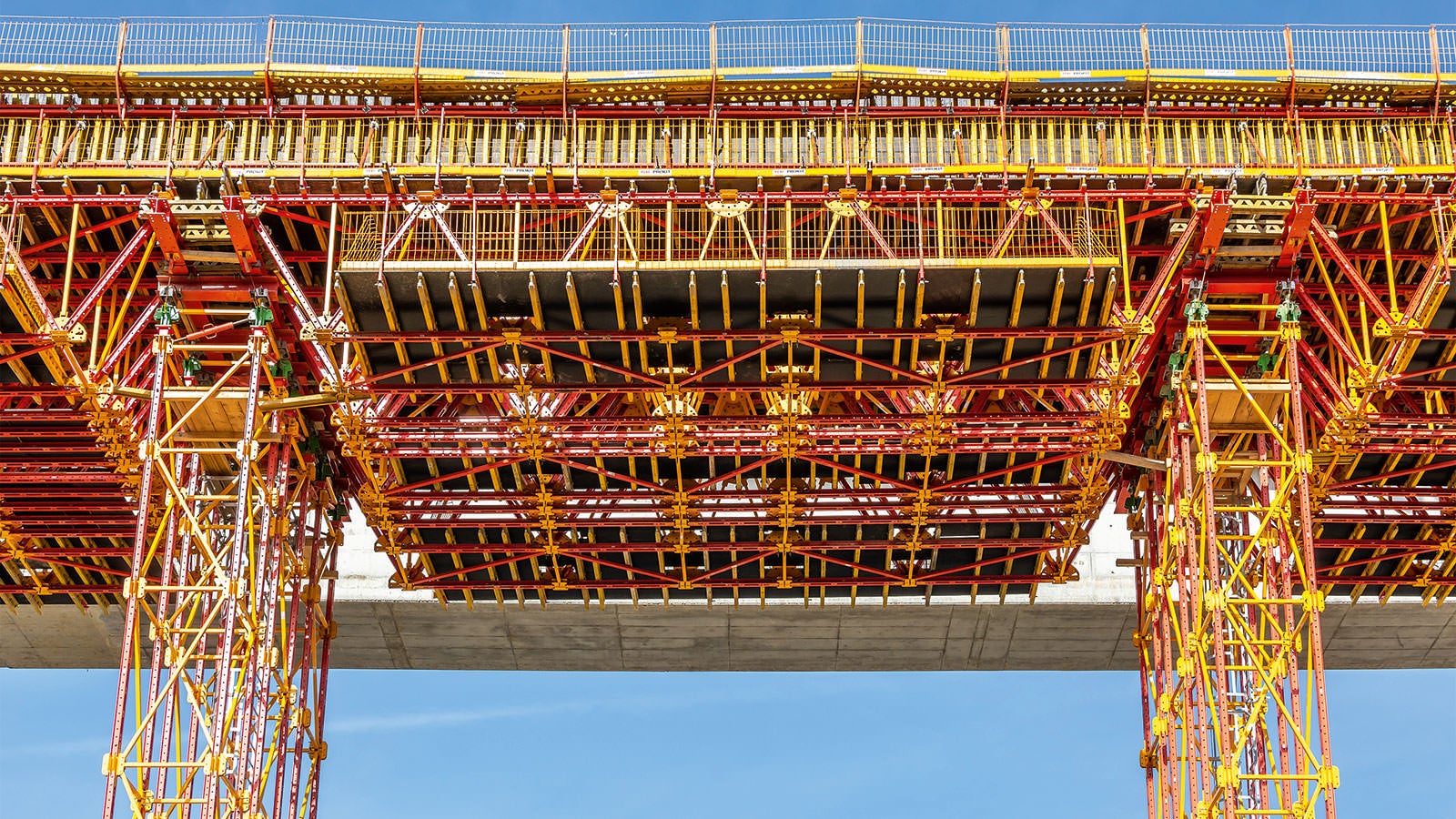 The integrated working platforms within the ALPHAKIT Formwork Girders allowed horizontal freedom of movement for site personnel.