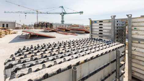 Grâce à notre peinture époxy et à notre polymère anti-adhérent, le nettoyage des éléments est grandement simplifié. De plus, notre système évite tout blocage au décoffrage, assurant ainsi une fluidité dans le processus de construction.