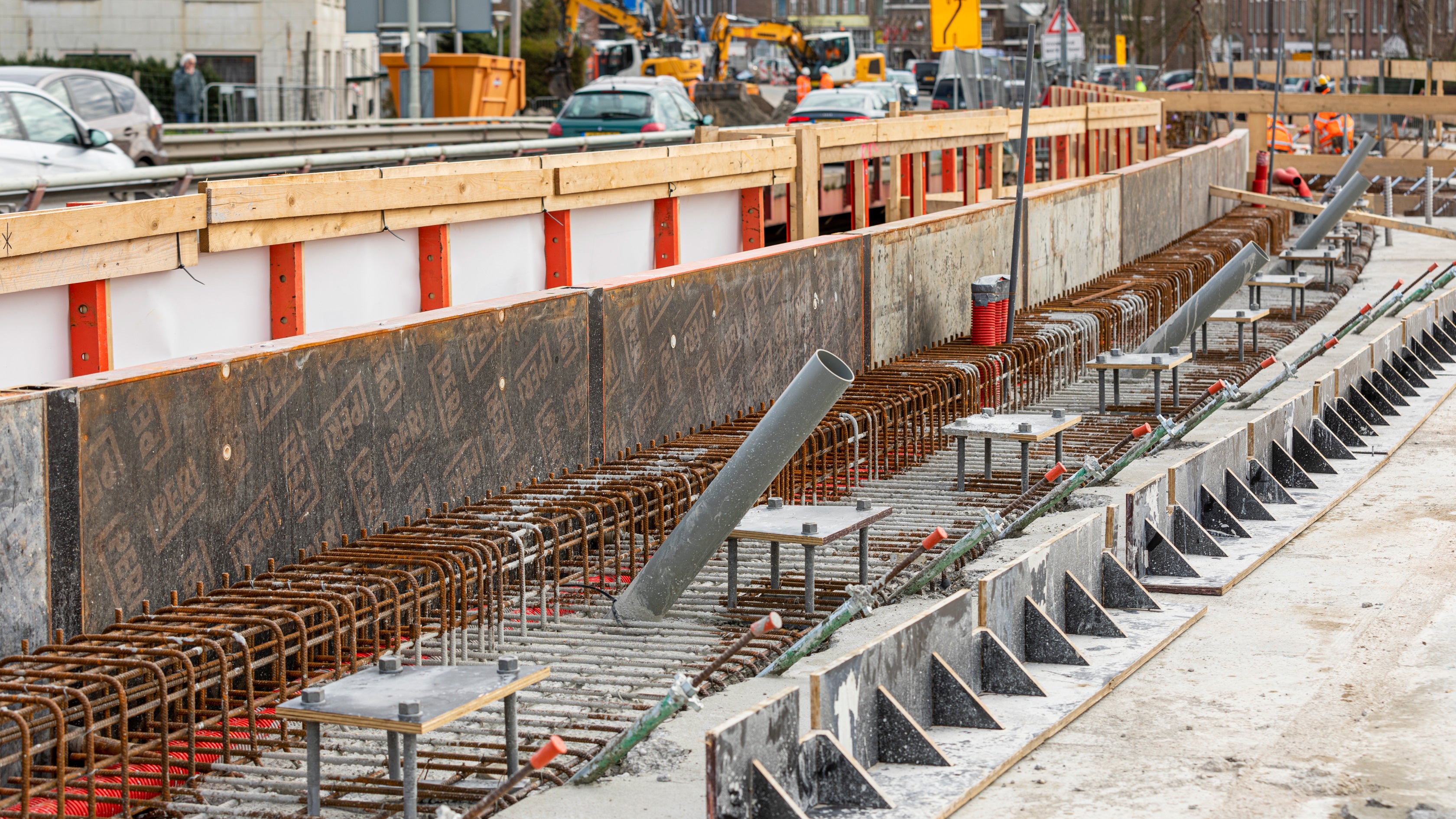 Als zowel de constructie als de dekrandbekisting op zijn plek zitten, is het werk klaar voor het storten van het beton.