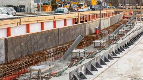 Als zowel de constructie als de dekrandbekisting op zijn plek zitten, is het werk klaar voor het storten van het beton.