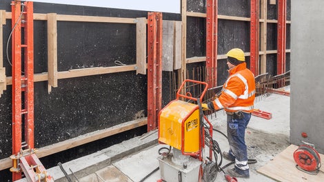 Подъем можно осуществлять как при помощи крана, так и при помощи мобильной гидравлической системы. Одновременно можно поднимать до двух панелей, что обеспечивает высокую безопасность особенно в угловой зоне.