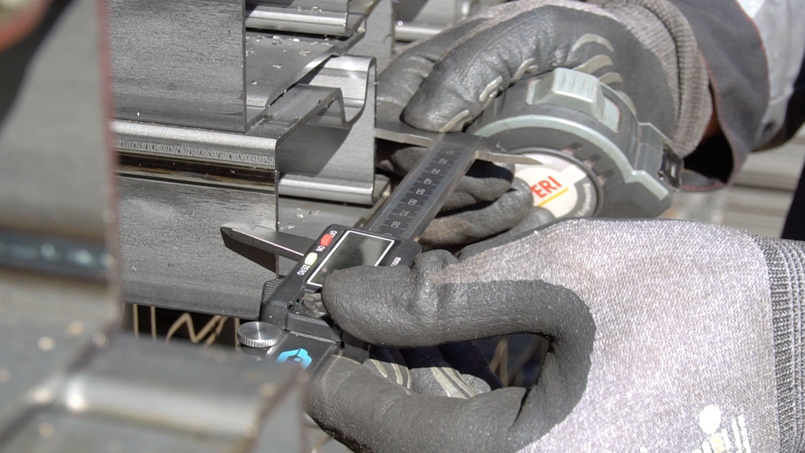 Готовая опалубка проверяется на геометрию и покраску. Если он обнаруживает брак, то щит отправляется на переработку.