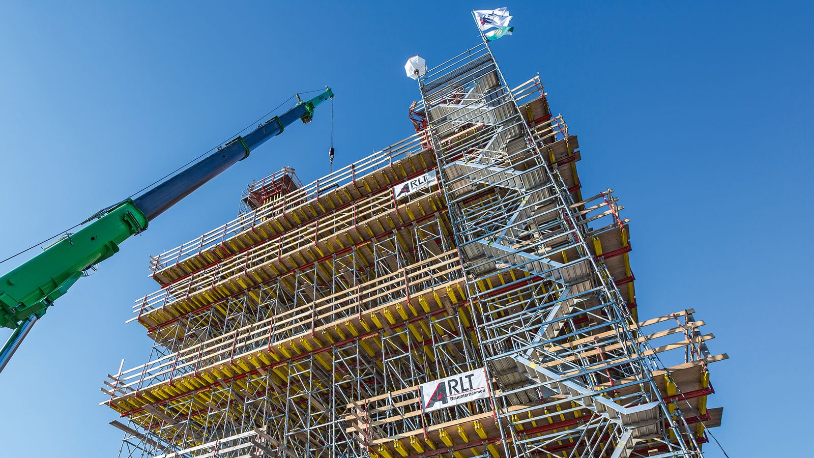 Der 34 m hohe Brückenpylon wurde mithilfe einer PERI Schalungs- und Gerüstlösung in sechs Bauabschnitten hergestellt – in hoher Qualität und schneller als ursprünglich geplant.