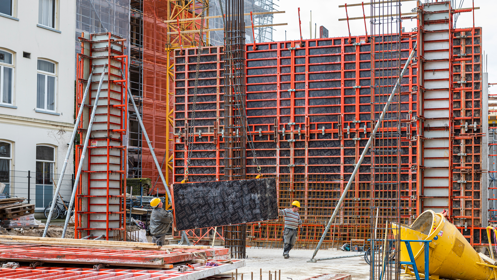 De PERI elementen worden met behulp van een torenkraan naar de juiste positie gehesen. Het plaatsen gebeurt relatief snel.