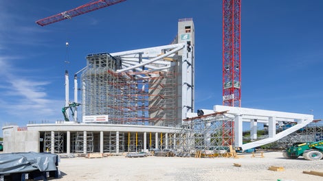 Die Vor- und Endmontage der Holzfachwerkträger erfolgte mithilfe einer ausgeklügelten PERI UP Gerüstlösung.