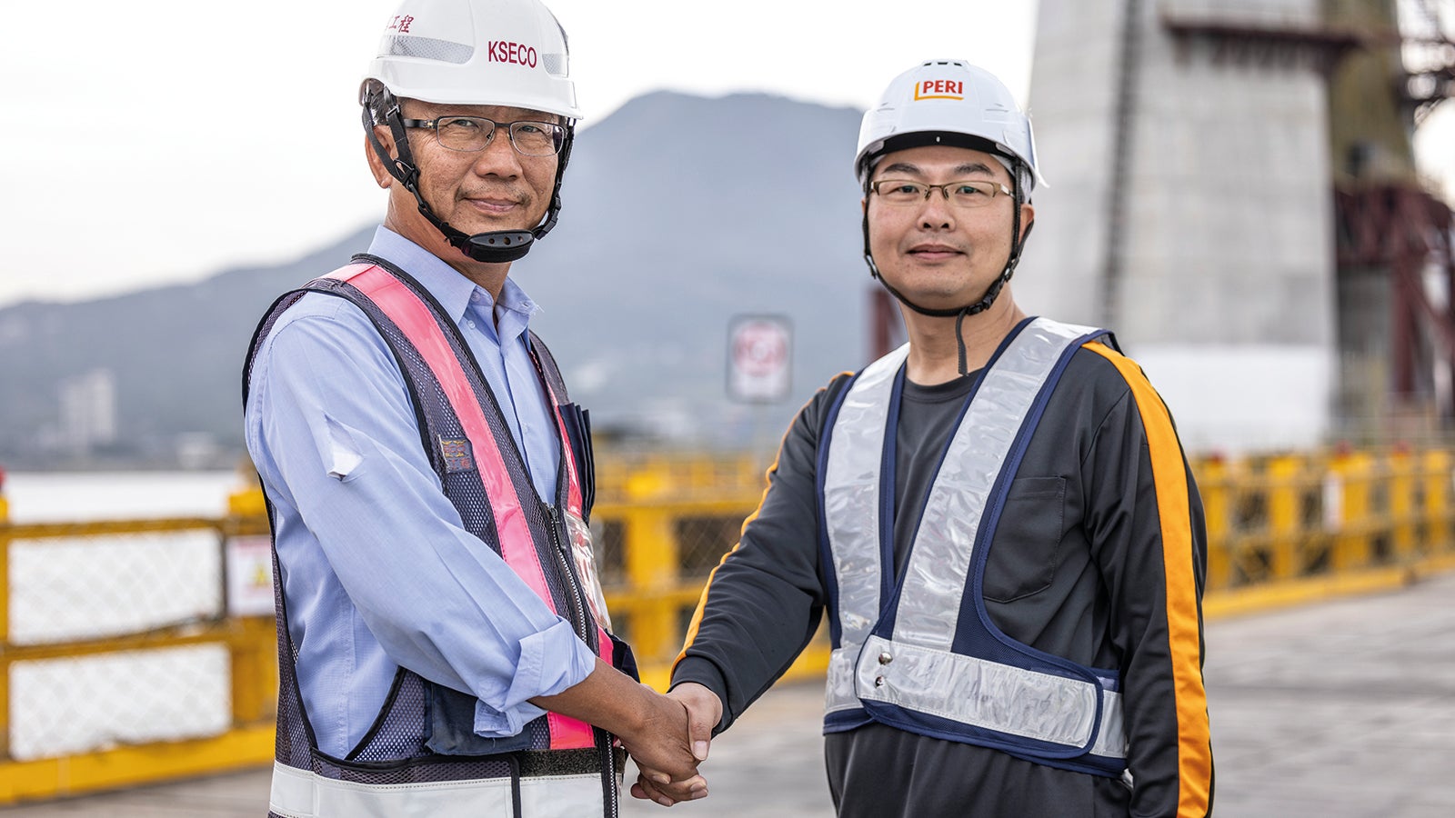 The project manager from PERI and the site manager, Zeng Wei-Cheng from KSECO, are on hand to advise the construction team from the beginning to the end of the project