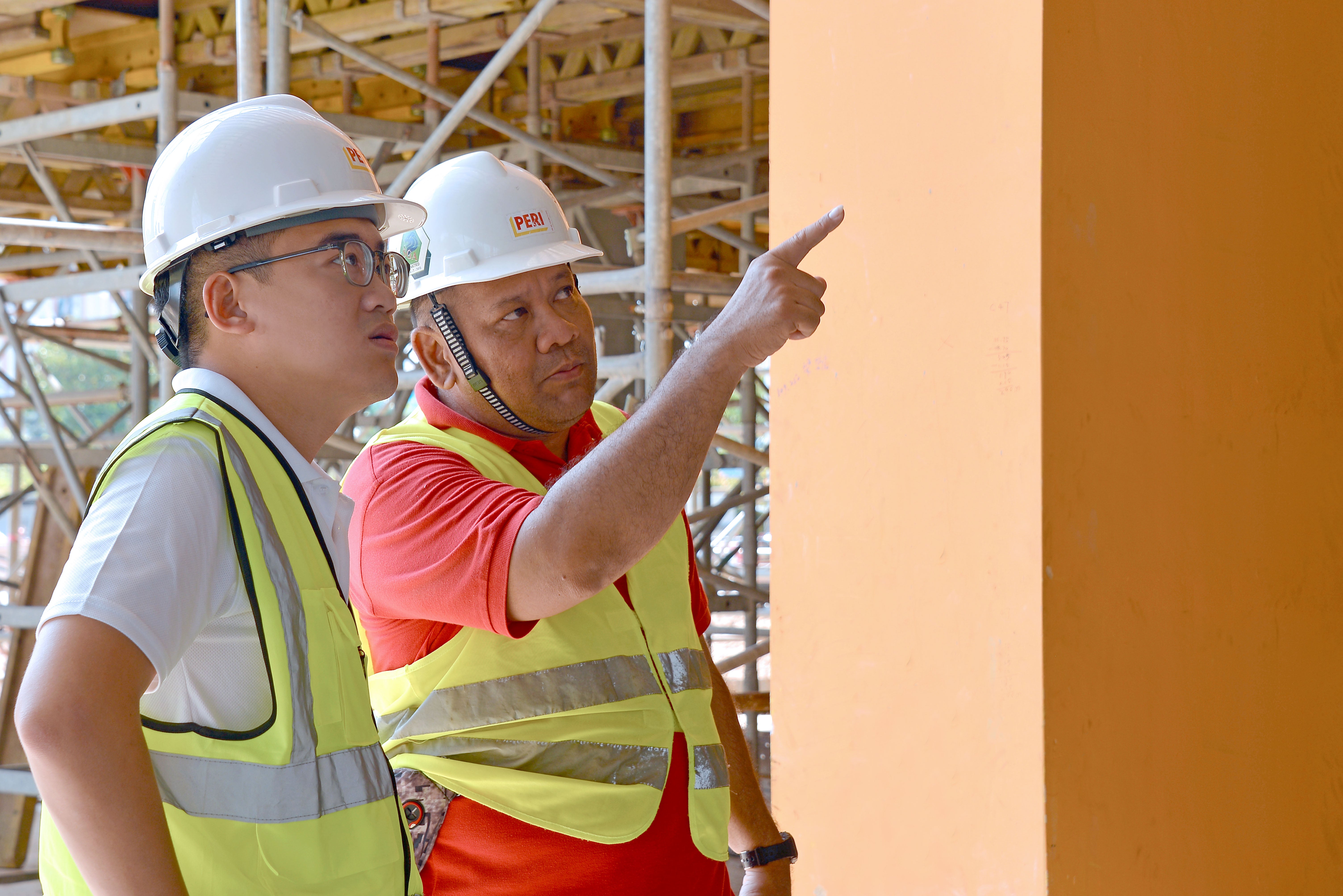 PERI Singapore Project Manager Edwin Ng and PERI Singapore Senior Product Specialist, Ah Chan in discussion of site progress