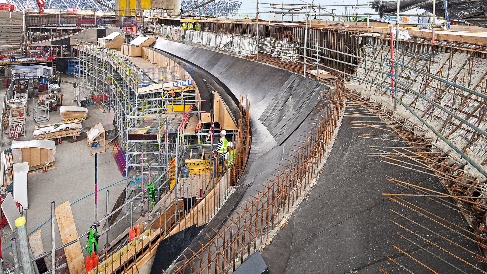 On the basis of a 3D model, precision manufactured under optimum conditions in the stationary PERI formwork construction facility.