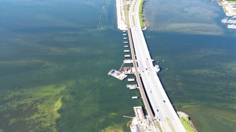 Her ses de allerede etablerede propiller, hvor de færdige brosektionerne skal placeres.