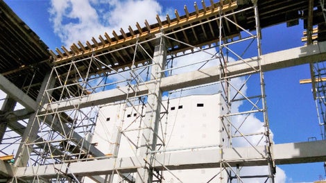 Se puede apreciar el buen acabado de concreto dejado por el versátil sistema de encofrado Liwa, así como también el rendimiento proporcionado a causa de los pocos elementos que componen el sistema de andamio de soporte. 