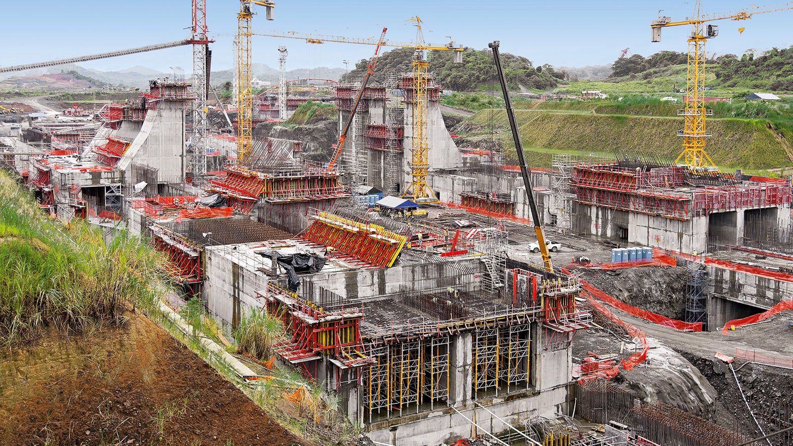 Key to success: The Climbing System SCS for mass concrete developed in-house helped the customer to achieve high cost efficiency with rapid construction progress – and won us the contract for Panama. 